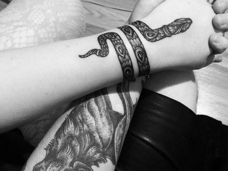 Тату браслет змея на руке для девушек