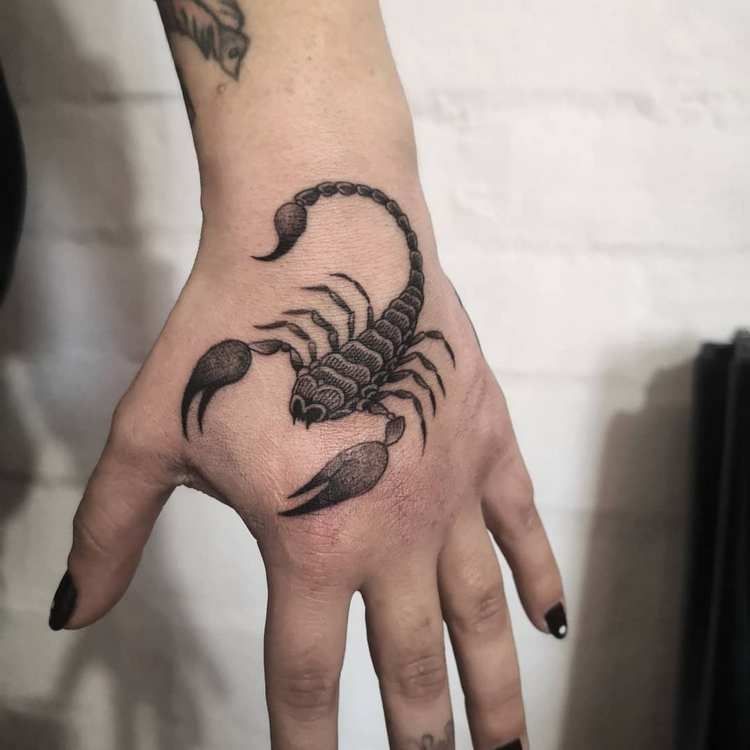 Тату Скорпион на руке