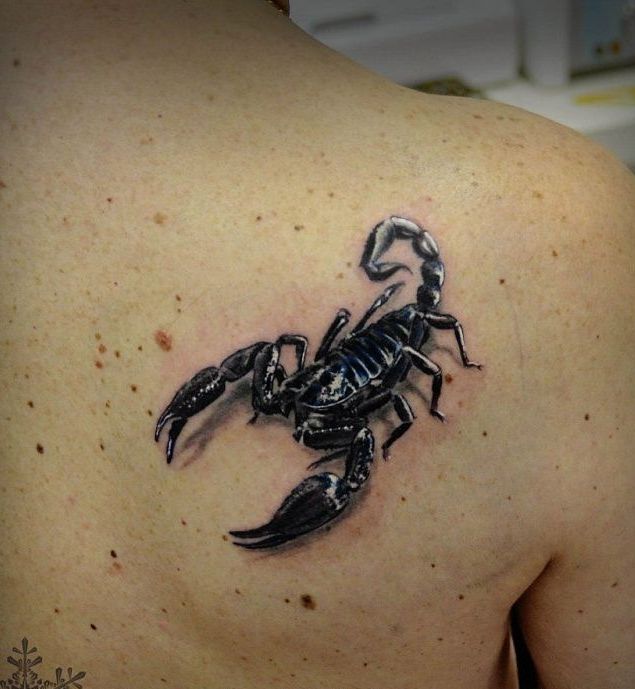 Татуировка Скорпион на лопатке