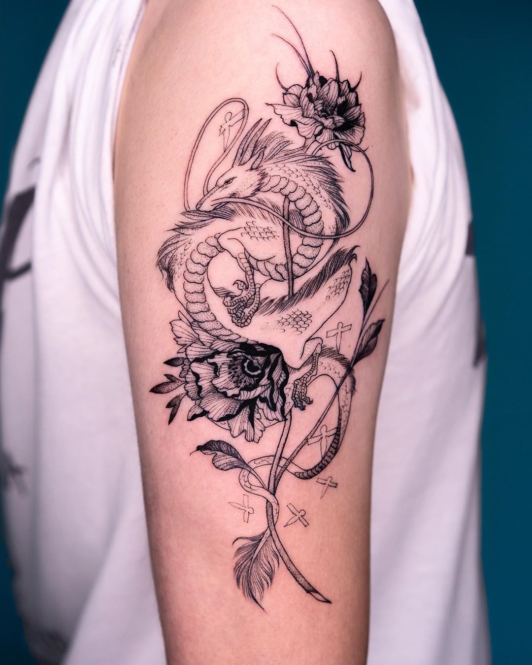 Китайский дракон в цветах тату
