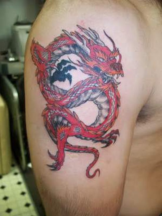 Тату китайский красный дракон на руке
