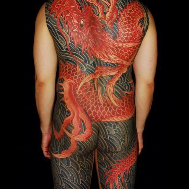 Черно красный дракон тату