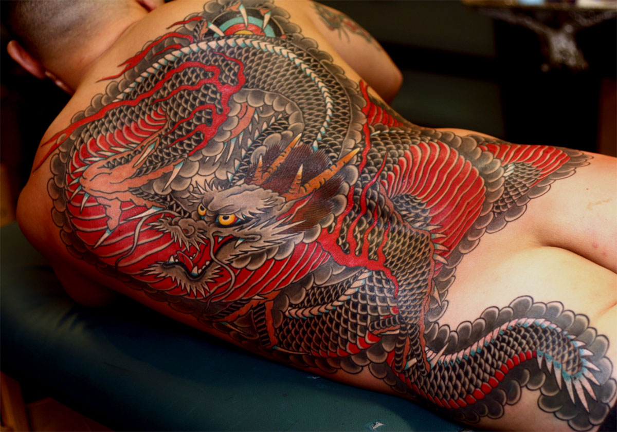 Красный японский дракон тату