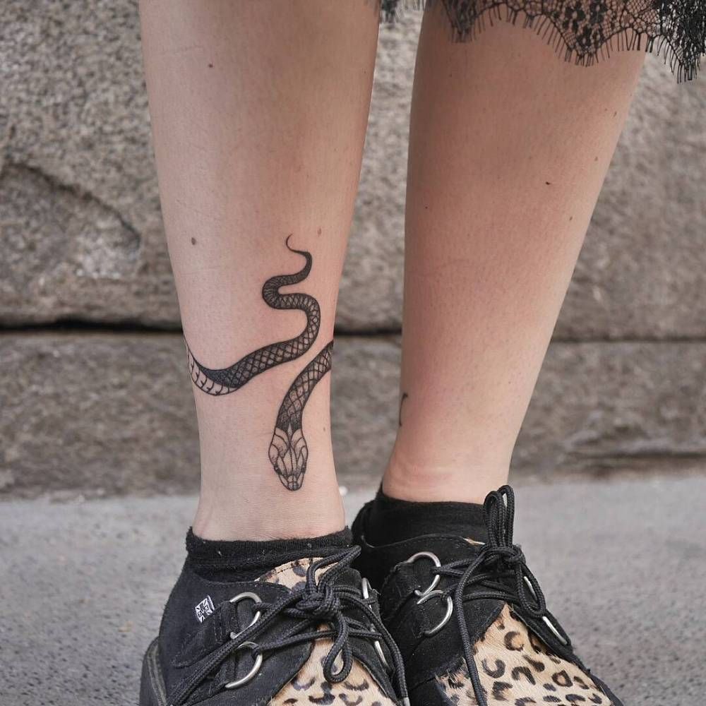 Татуировка змеи на щиколотке