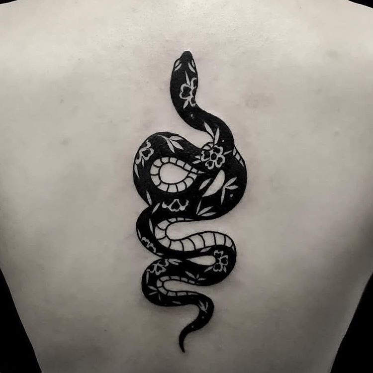 Татуировки змеи для девушек. Тату змеи. Тату змея женская. Тату змея для девушек. Черная змея тату.