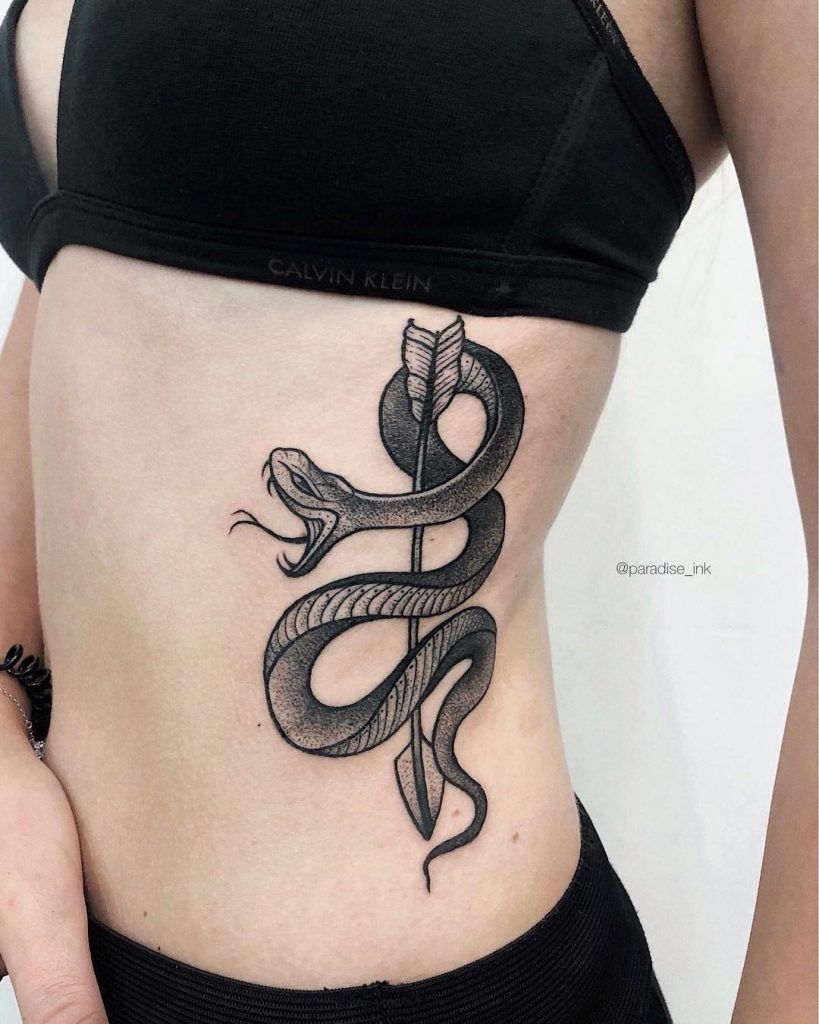 Татуировки змеи для девушек. Тату змея. Тату змеи на ребрах. Тату змеи на животе. Тату змея для девушек.