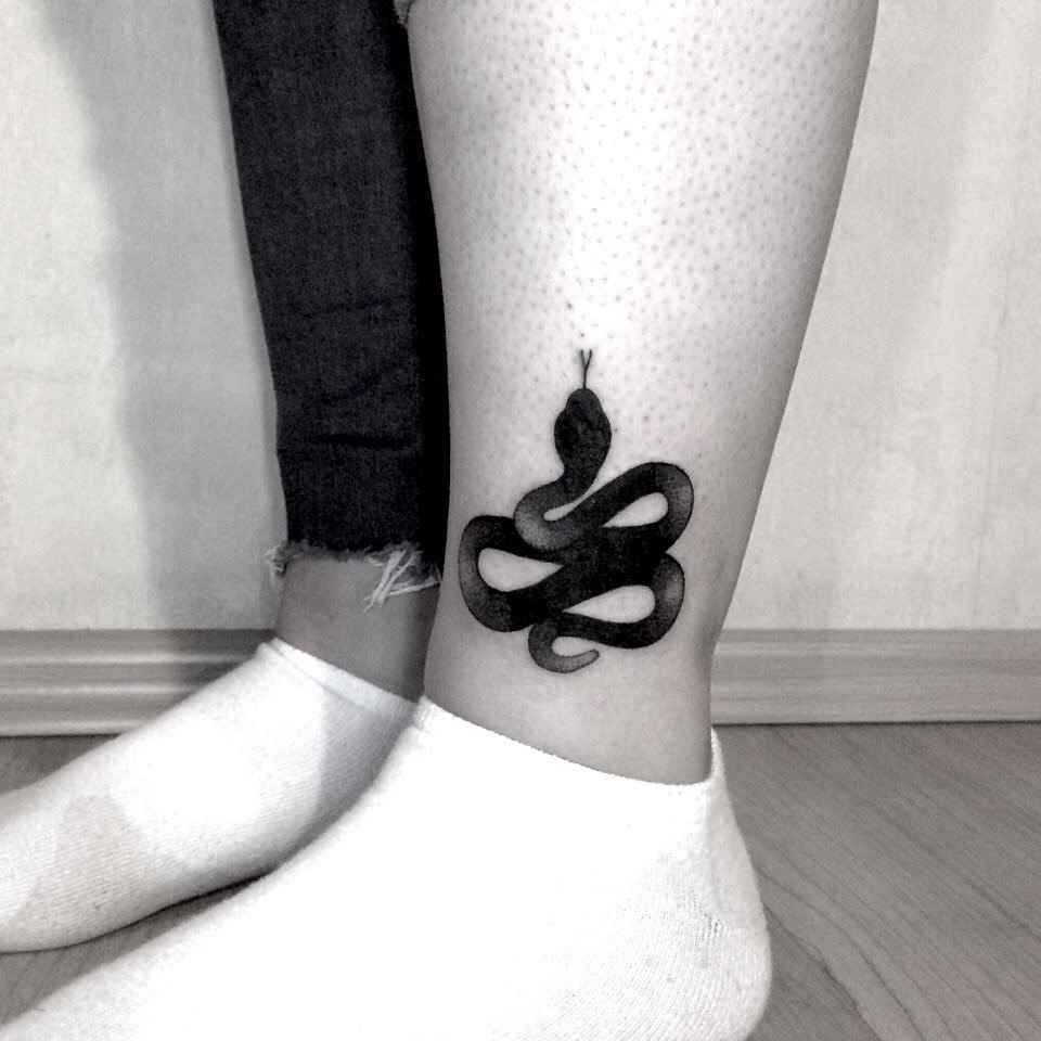 Тату змея на ноге для девушек на щиколотке фото