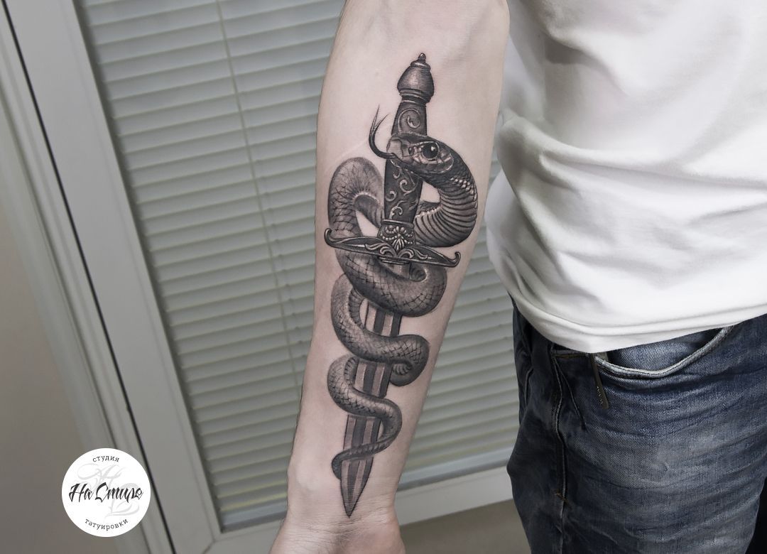 Татуировка кинжал со змеей