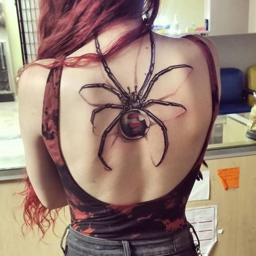Тату паук на спине у девушек