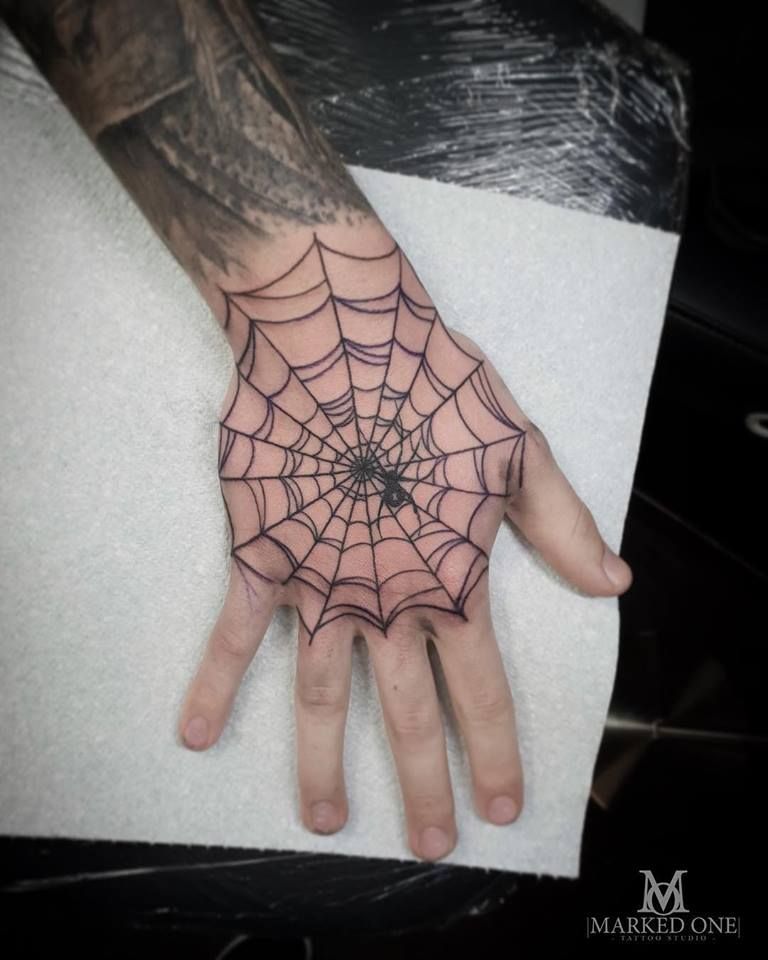 Татуировка паутина на запястье