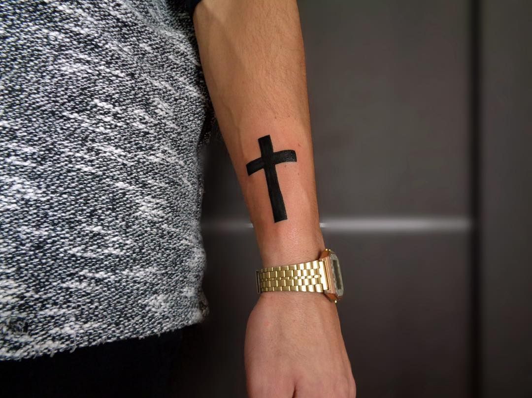 Татуировка крест на руке