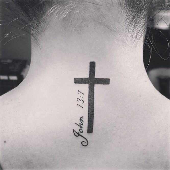 Татуировка крест на шее