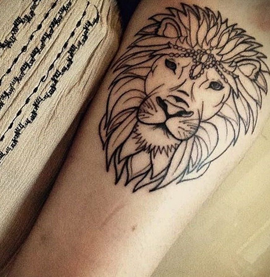 Татуировка Лев на руке девушки