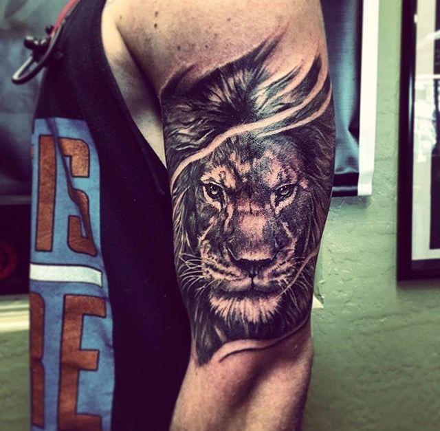 Татуировки мужские на плече Лев