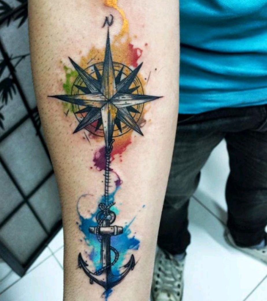 Татуировка компас с красными и синими листьями.co