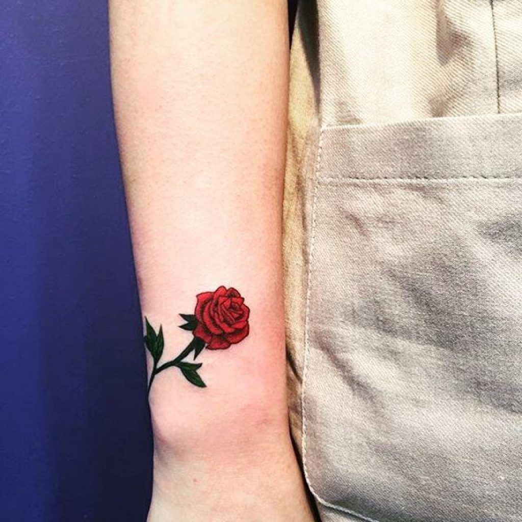 Тату роза маленькая на руке