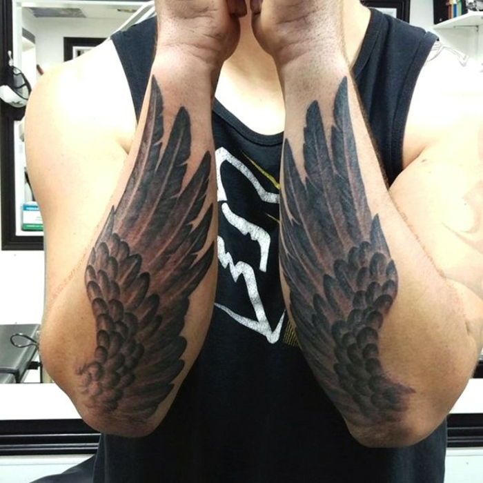 Демоническое крыло тату на руке