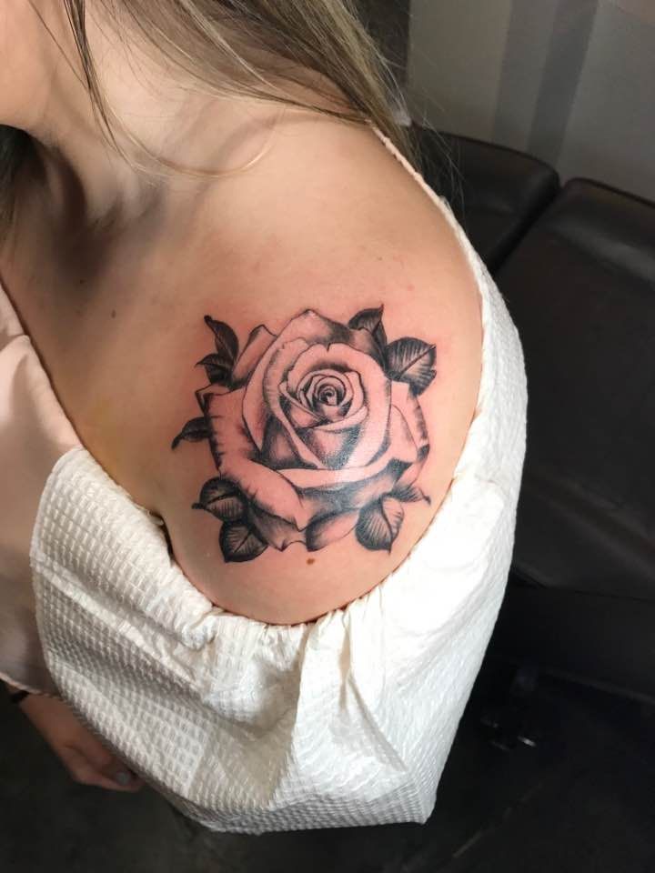 Татуировки роза на плече: символика и варианты дизайна - zenin-vladimir.ru