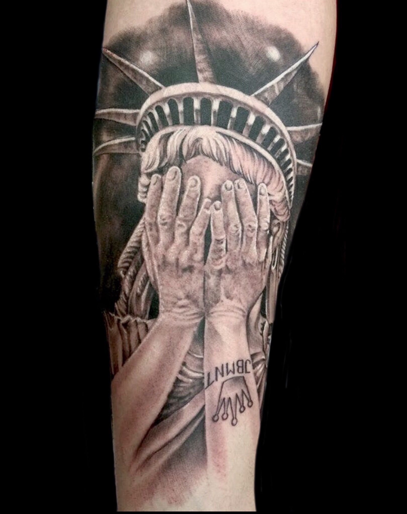 Статуя свободы на руке