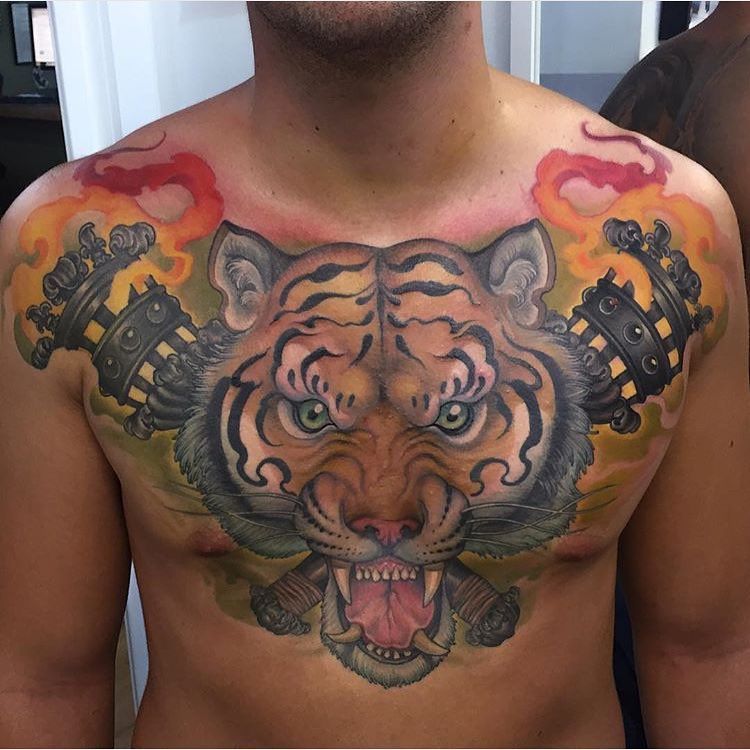 Тату тигр на грудине мужские цветная