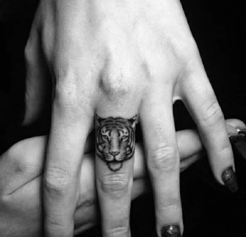 Тигр на пальце тату у девушки