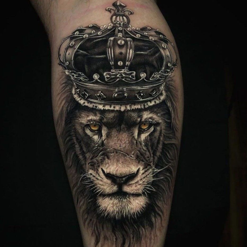 Лев с короной на голове тату