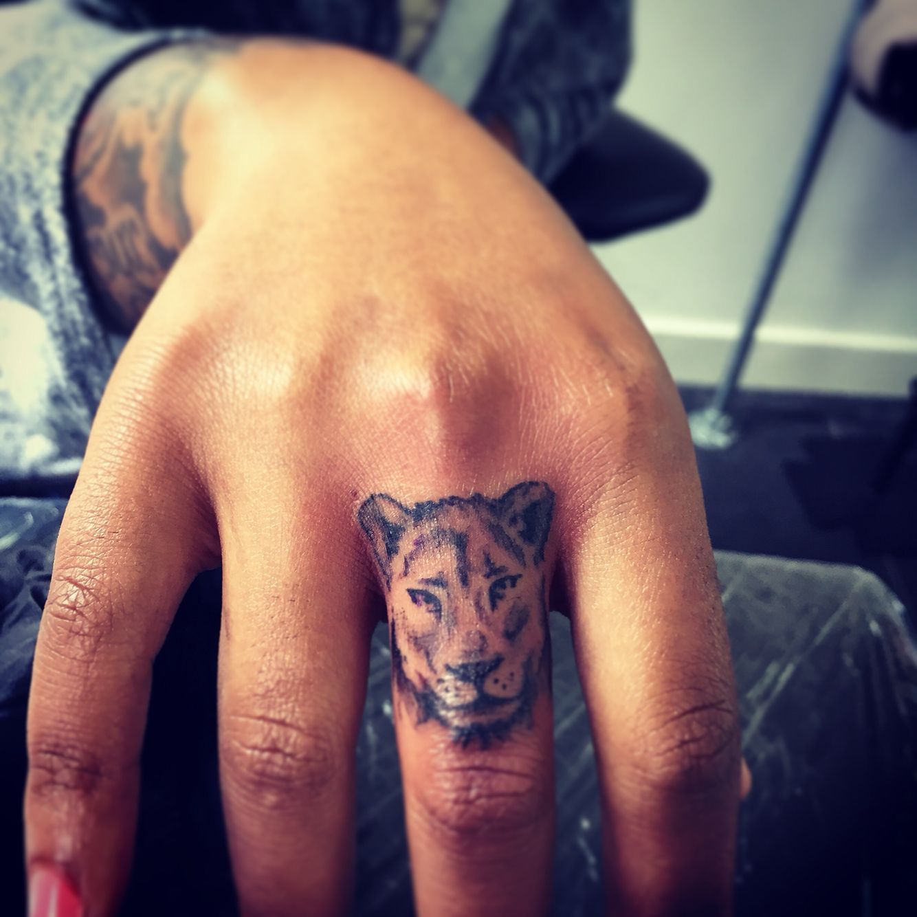 Львица на пальце тату