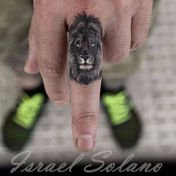 Тату на пальце мужское Лев
