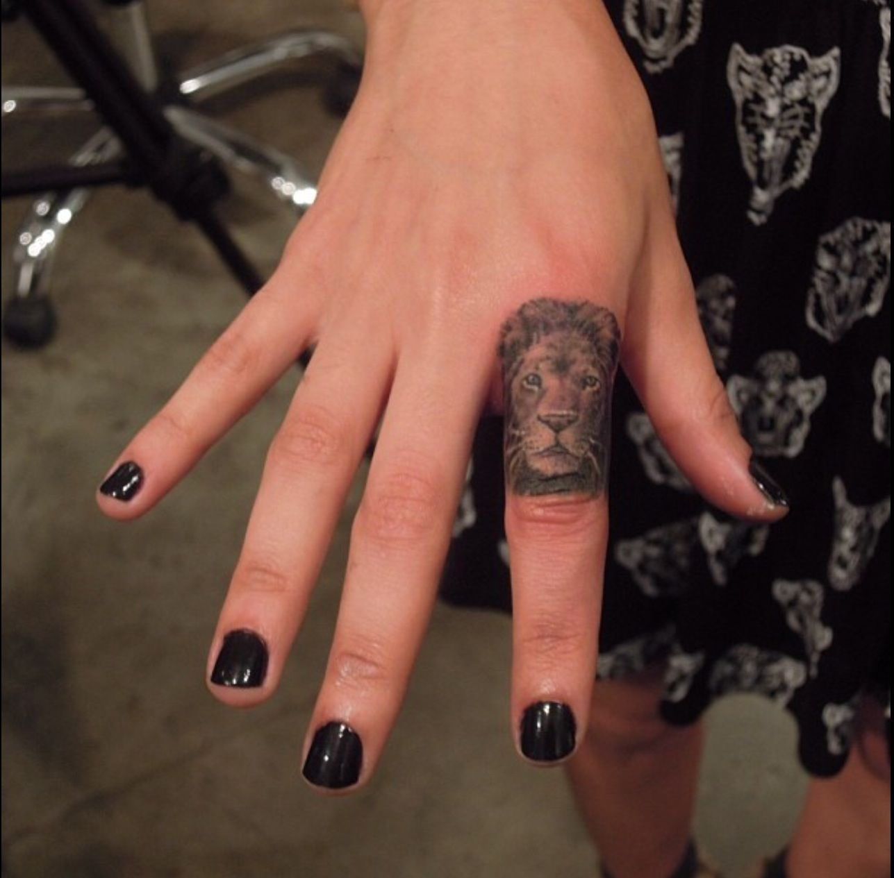 Татуировка на левом указательном пальце