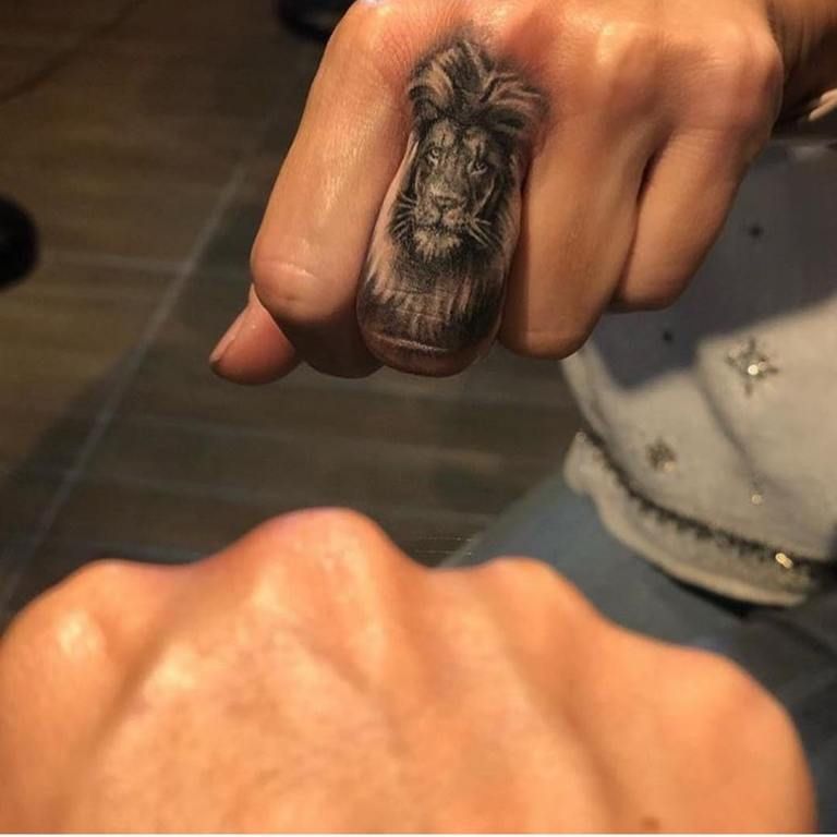 Татуировка лев на пальце - фото работ мастеров на сайте азинский.рф