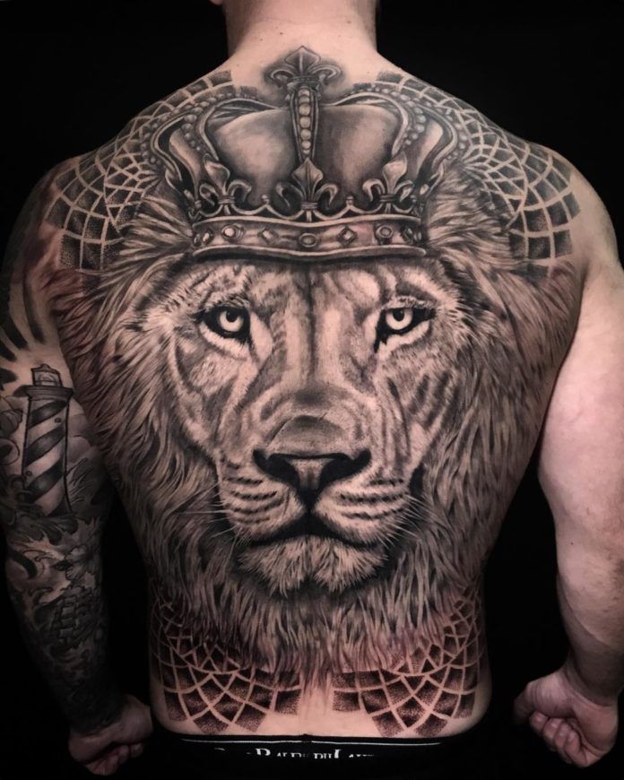 Лев с короной тату на спине