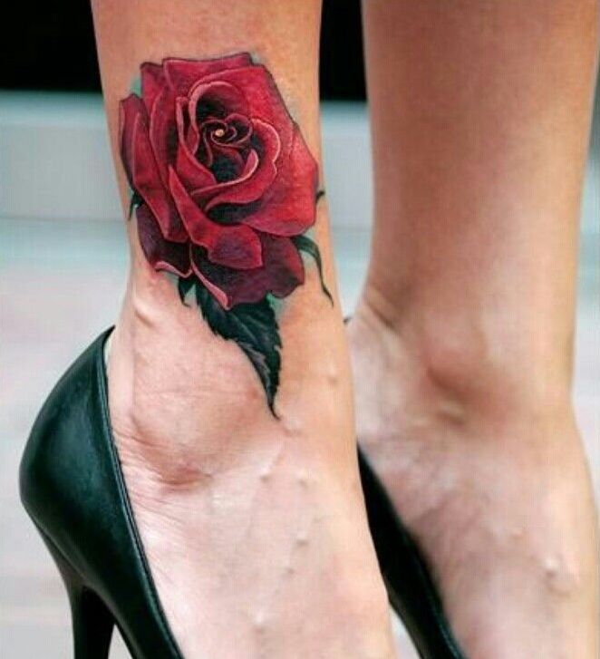 Роза тату цветная на ноге