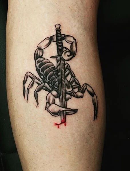 Скорпион с мечом тату