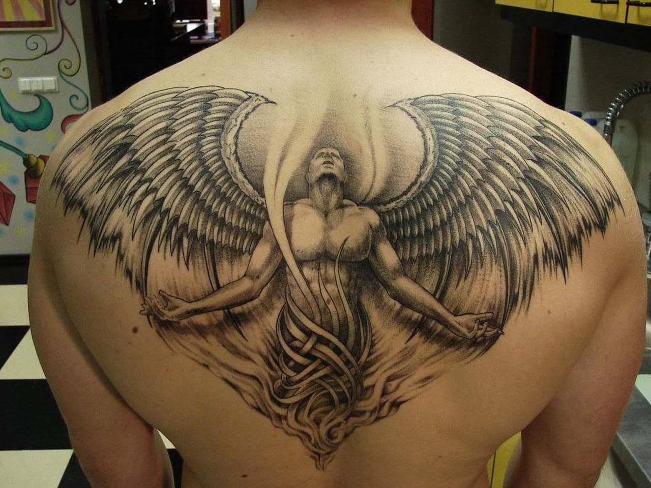 Татуировки ангелов на спине для девушек