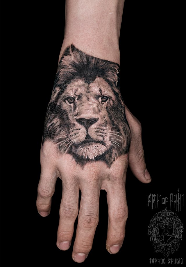 Мужские тату льва на руке