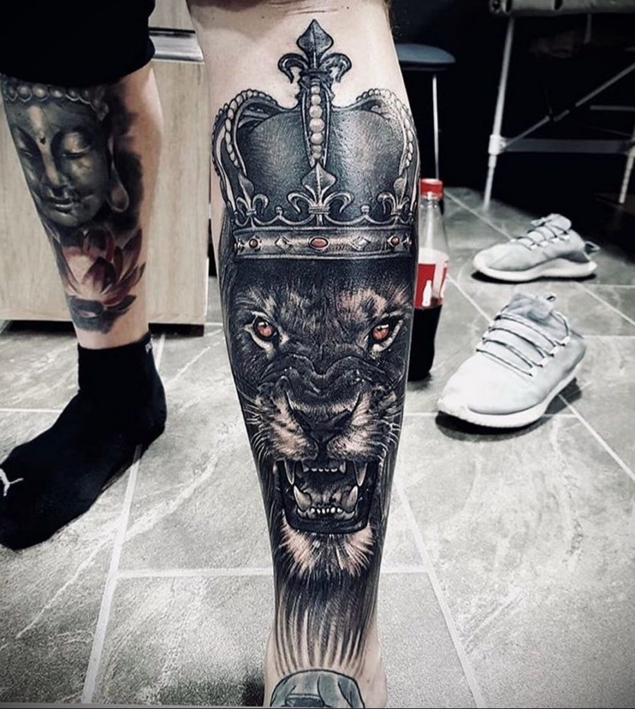 Татуировка Лев с короной на ноге