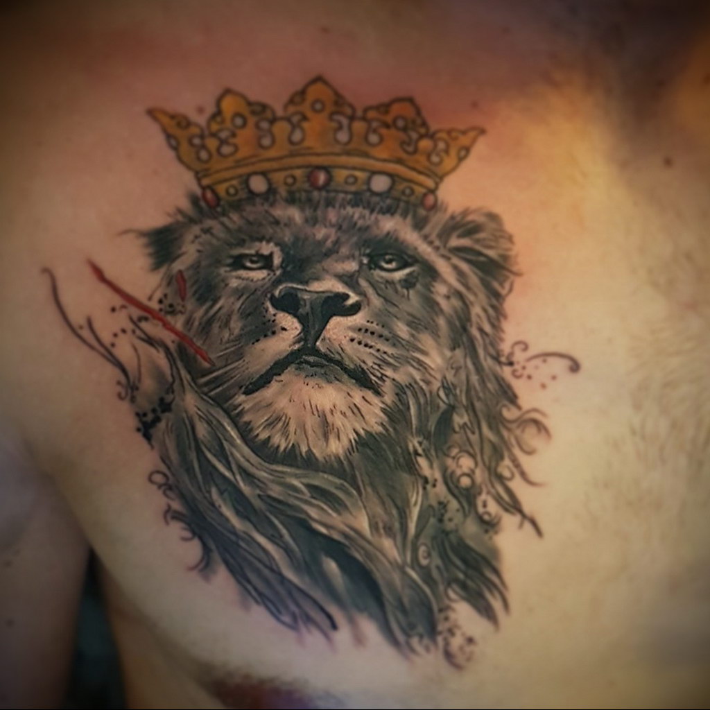 Тату Лев с короной на груди