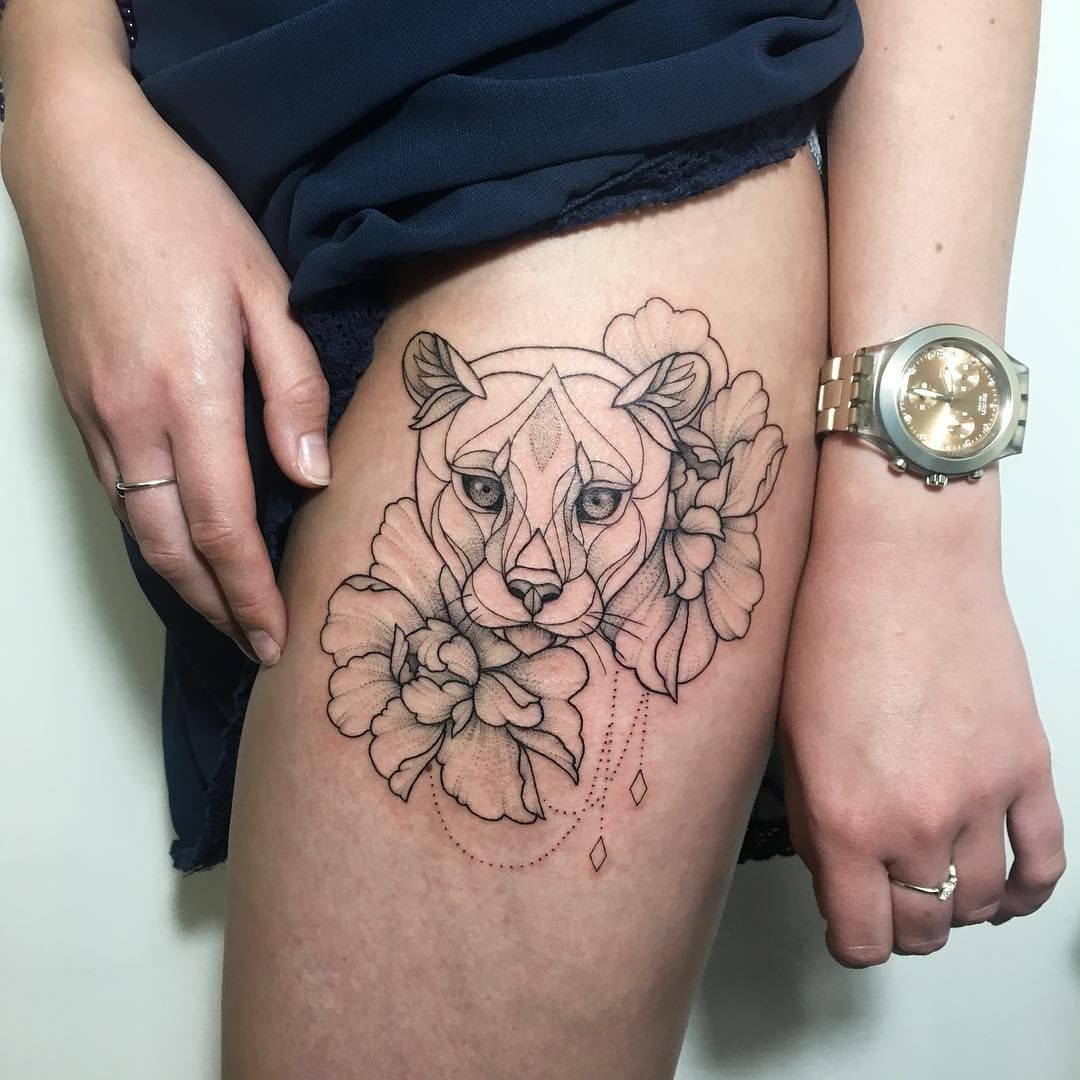 Татуировка на ляшке львицы