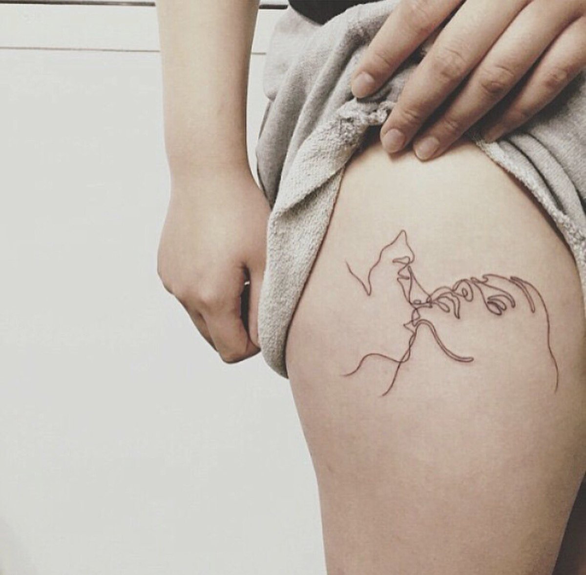 Татуировки для девушек на бедре маленькие