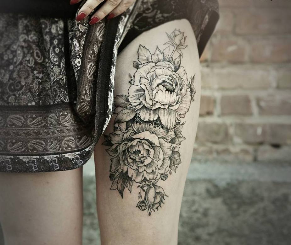 Фото татуировок для девушек на бедре