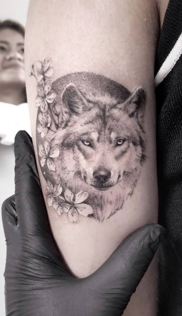 Татуировки для девушек волк