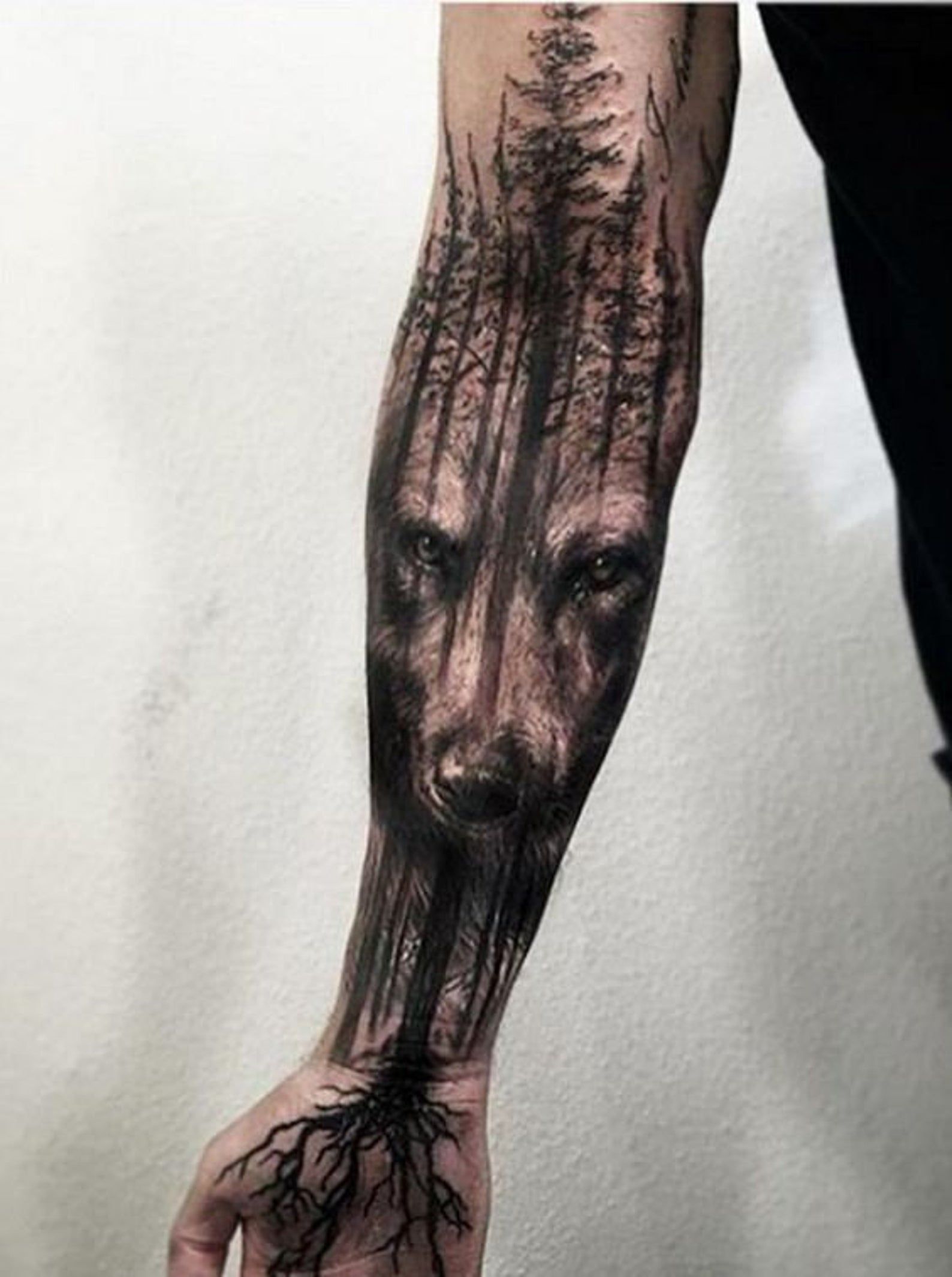 татуировка на руку волк в лесу