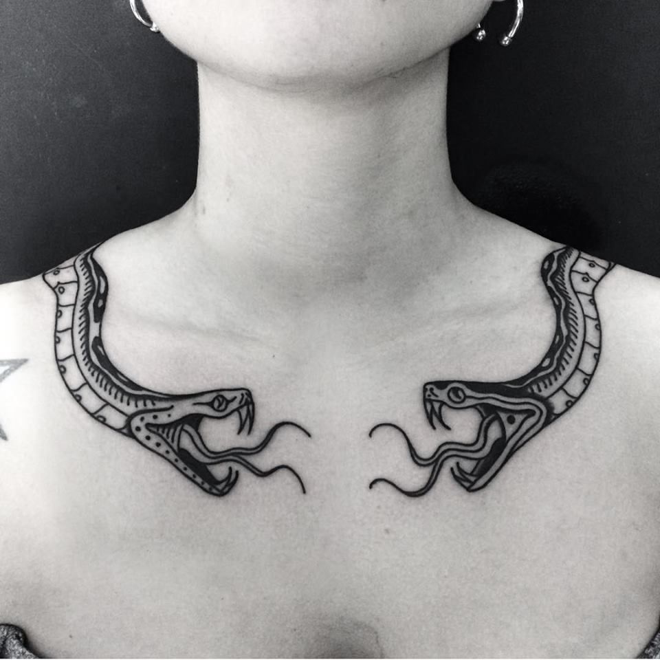 Татуировка змеи на ключице
