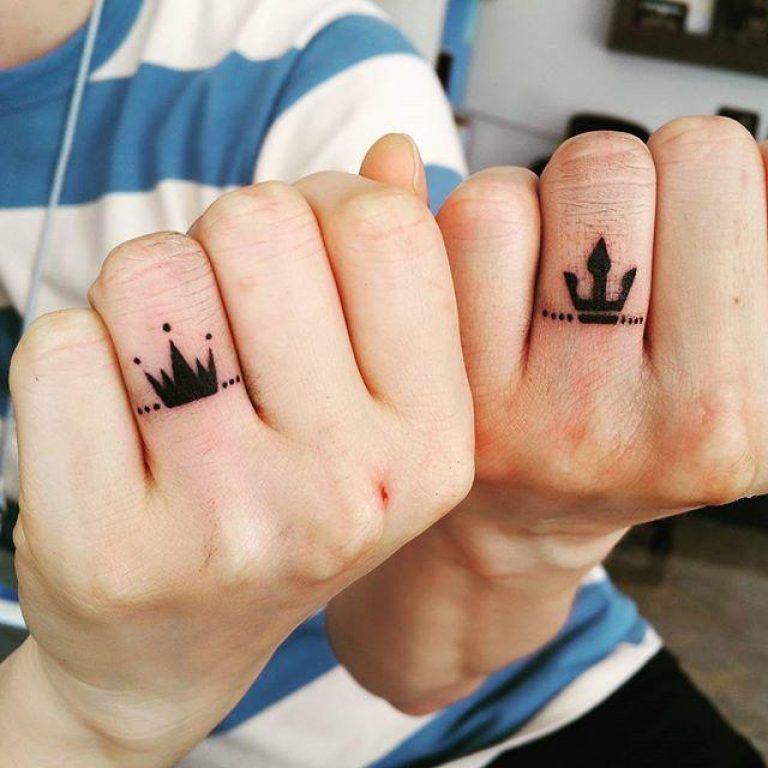 Татуировка корона на пальце