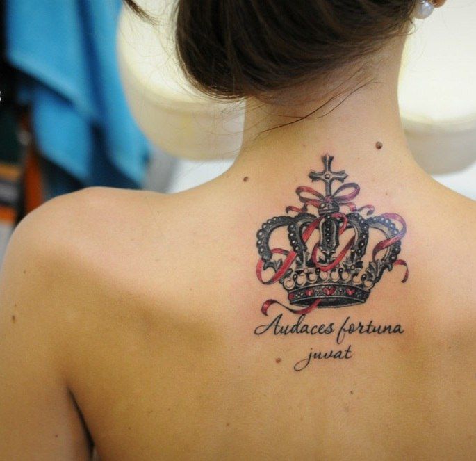 Татуировка корона на спине девушки
