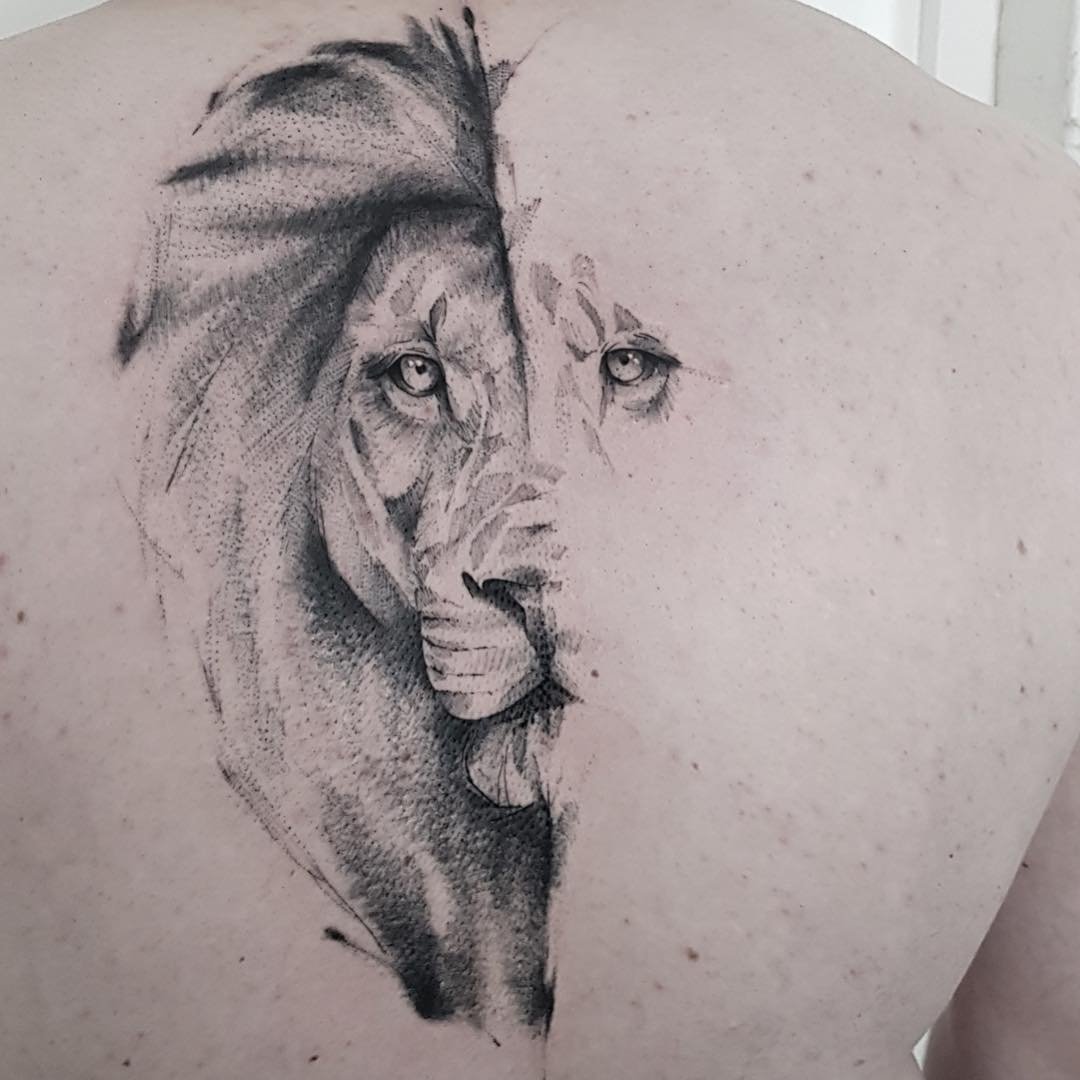 Тату Льва и львицы на спине