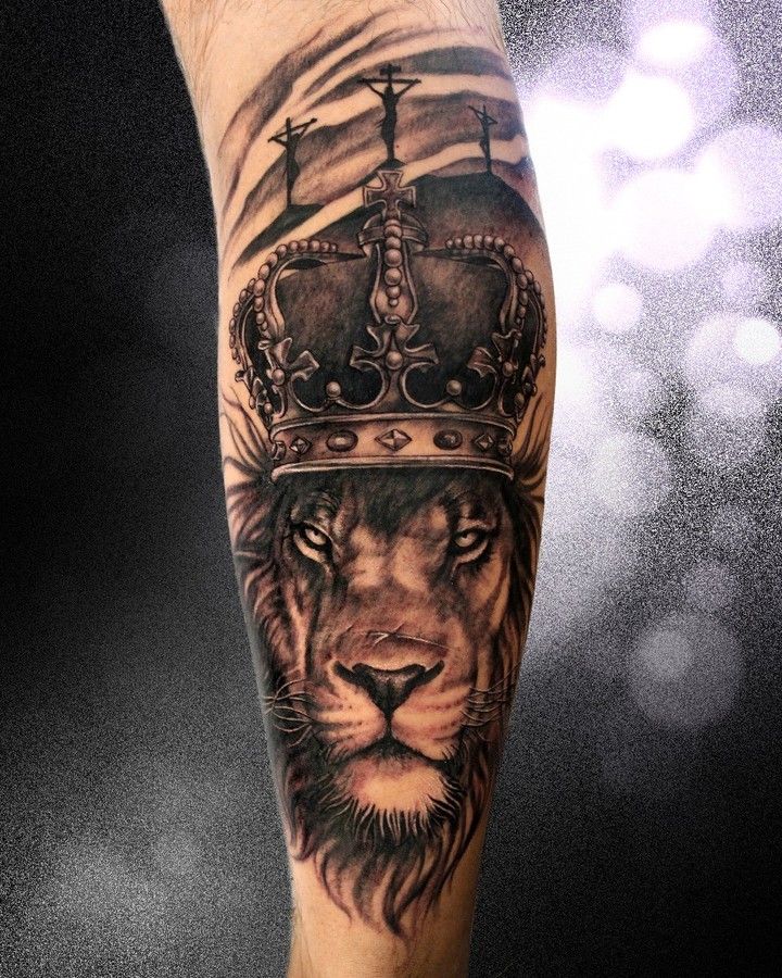 Татуировка Льва с короной на икре