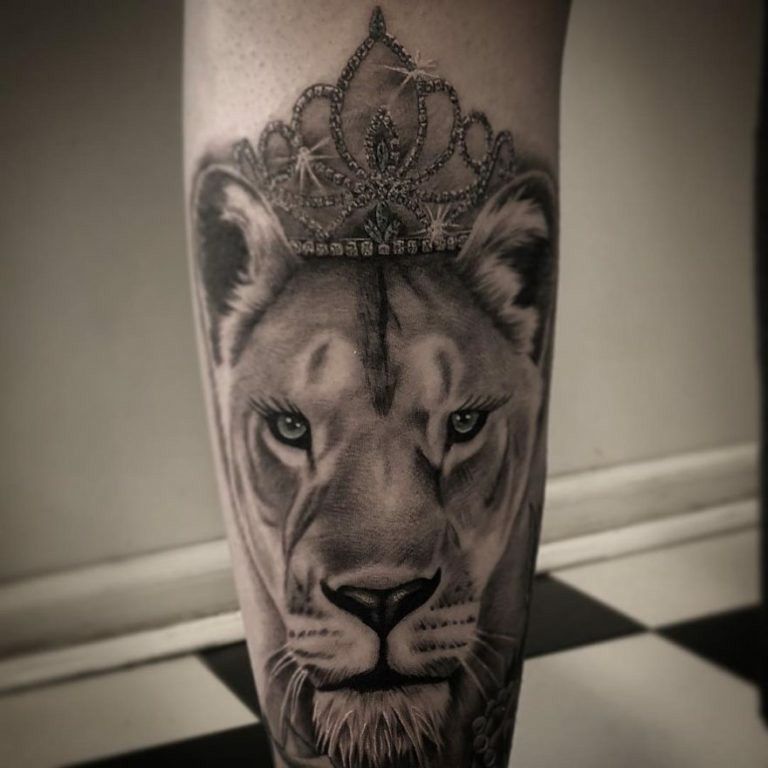 Тату на руке львица с короной