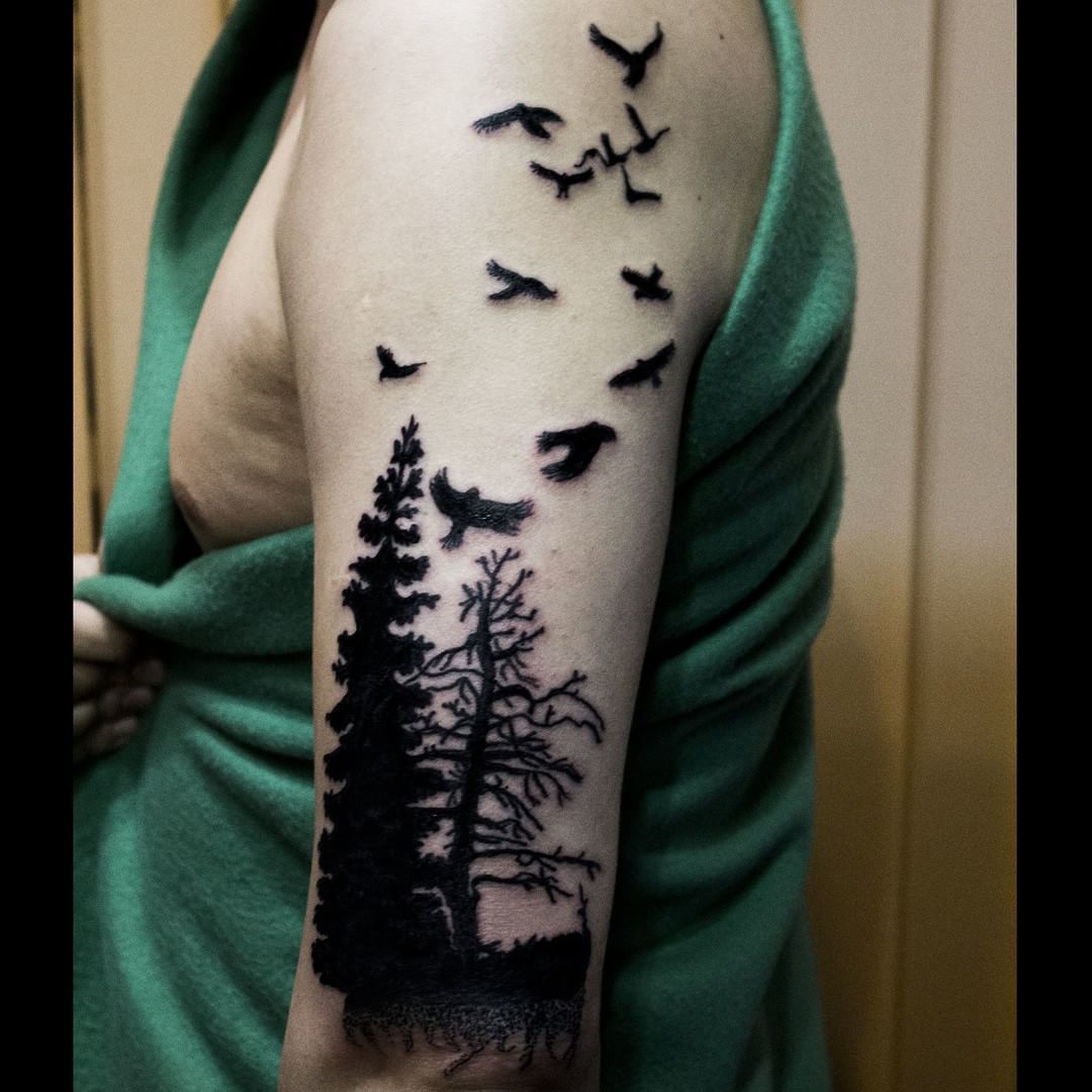 Тату леса на руке с птицами