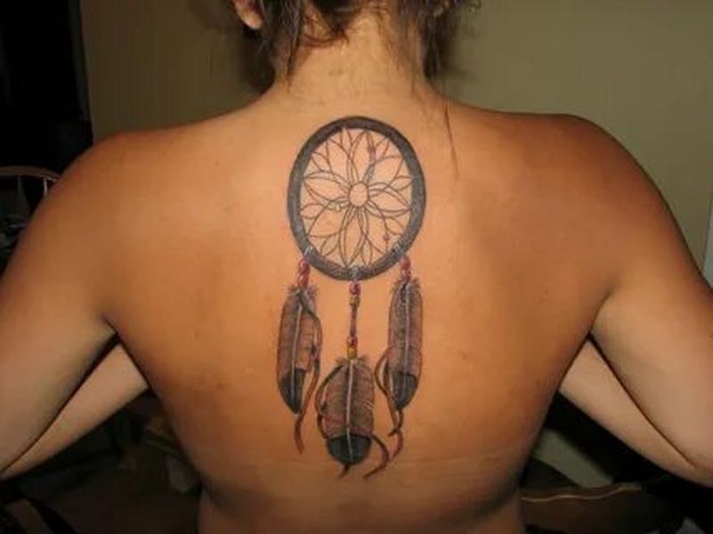 Татуировка ловец снов на спине у девушек фото